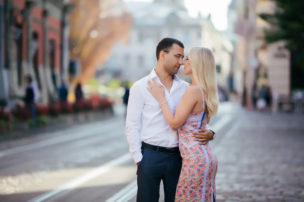 couple-walking-around-city